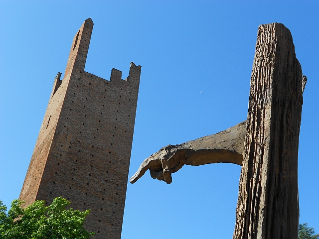 monumento a Matteotti sorregge la torre, Rovigo