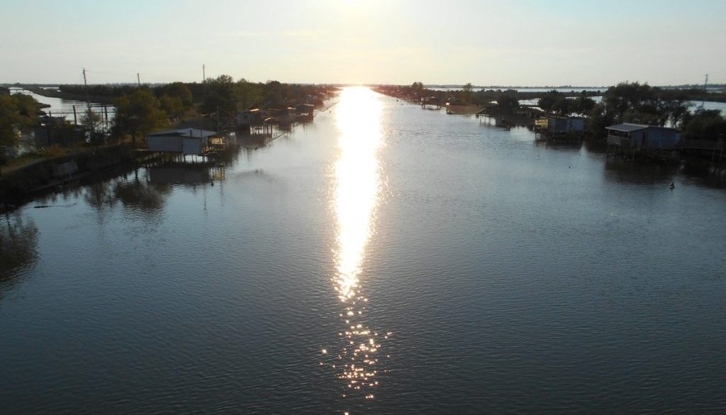 tramonto sulle valli e casoni da pesca, Comacchio