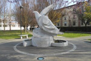 monumento in ricordo delle vittime civili della guerra, parco della pace, Lucca, Fabrizio Orlandini