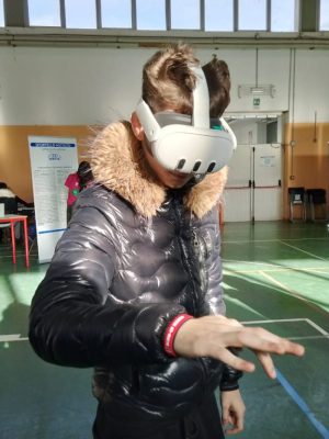 studente interagisce vr
