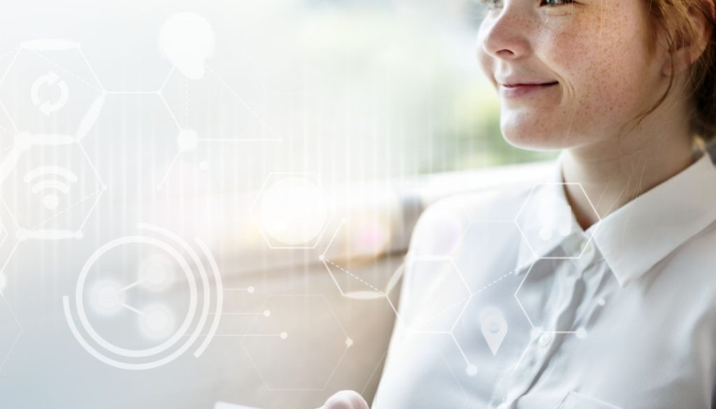 – Jabra, leader dell'audio-video professionale, ha rilasciato i risultati di un nuovo studio globale, condotto in collaborazione con la London School of Economics and Political Science (LSE), che esplora come l'interazione vocale con l'Intelligenza Artificiale generativa plasmerà il futuro del lavoro. Realizzato presso il Behavioural Lab for Teaching and Research della LSE, lo studio prevede che entro il 2028 la “voce” sarà il metodo principale di interazione con l’IA generativa. I primi utenti stanno già dimostrando una chiara preferenza e una maggiore fiducia quando parlano con l'IA, ma la ricerca avverte anche che questo cambiamento avrà successo solo se le aziende colmeranno subito le lacune critiche. I risultati dello studio arrivano in un momento in cui i lavoratori hanno più strumenti che mai per connettersi, ma molti continuano ad avere difficoltà a collaborare in modo efficace. Il lavoro ibrido, la globalizzazione e le modalità della comunicazione online hanno creato livelli crescenti di “debito digitale”, lasciando i dipendenti con più messaggi ma meno tempo per lavorare in modo produttivo. Lo studio ha esaminato come si presenta il lavoro quando è alimentato dall’IA generativa vocale e come questa potrebbe cambiare la dinamica del contesto. I principali risultati dello studio includono: Il 14% dei partecipanti ha preferito l'uso della “voce” rispetto alla digitazione nell'interazione con l’IA generativa. Se confrontato con le curve di adozione tecnologica consolidate, questo dato rappresenta un punto di svolta e suggerisce che siamo sull'orlo di un utilizzo mainstream, come ampiamente previsto dagli esperti di tecnologia per il 2025. Ciò colloca l'adozione appena oltre la soglia degli “early adopter”, segnalando un'accelerazione verso l'uso mainstream. La fiducia nell'IA è aumentata del 33% quando i partecipanti hanno interagito tramite “voce” anziché testo. Molti hanno riferito che parlare con l’IA generativa li ha fatti sentire più connessi, posizionando la “voce” come un'interfaccia più collaborativa. Alcuni compiti sono più adatti all'Intelligenza Artificiale vocale. I partecipanti hanno osservato che l'interazione vocale era ideale per domande rapide, generazione di idee e momenti in cui la velocità era fondamentale. Tuttavia, nei compiti che richiedevano persuasione, le prestazioni sono diminuite di quasi il 20% quando si utilizzava la “voce” rispetto al testo. Young girl using her phone Paul Sephton, Global Head of Brand Communication di Jabra, ha dichiarato: "L'IA generativa sta ridefinendo il modo in cui viene svolto il lavoro, ma solo se le persone sono in grado di interagire con essa in modo naturale ed efficace. Questa ricerca conferma che la voce è destinata a diventare l'interfaccia principale con l'IA. In Jabra, la nostra esperienza nel campo dell'audio professionale ci consente di rendere possibile questo futuro del lavoro, garantendo che - sia che ci si trovi alla propria scrivania, in una sala riunioni o in viaggio - la voce venga catturata con la chiarezza e la precisione richieste dall'IA generativa". Il professor Michael Muthukrishna, della London School of Economics and Political Science, ha affermato: “I dati sono in linea con quanto previsto da molti amministratori delegati e esperti di tecnologia: il passaggio al conversational computing, ambito in cui parlare e ascoltare sono attività che iniziano a integrare o addirittura a sostituire la digitazione e la lettura. Il futuro non sarà plasmato da un'unica IA, valida per tutto. Sarà invece definito da un team di sistemi specializzati, tutti coordinati attraverso un'unica interfaccia in grado di comprendere al meglio”. Essendo il primo studio di questo tipo, i risultati rivelano che la tecnologia voice-to-AI non è una visione lontana, ma una realtà emergente.