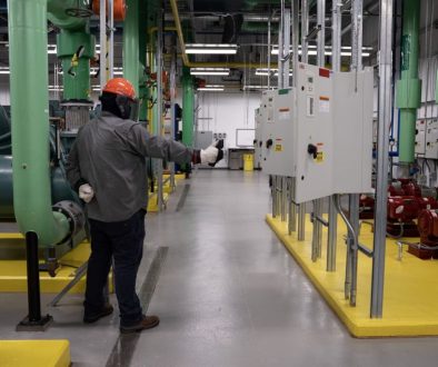 technician-using-flir-i65-in-data-center