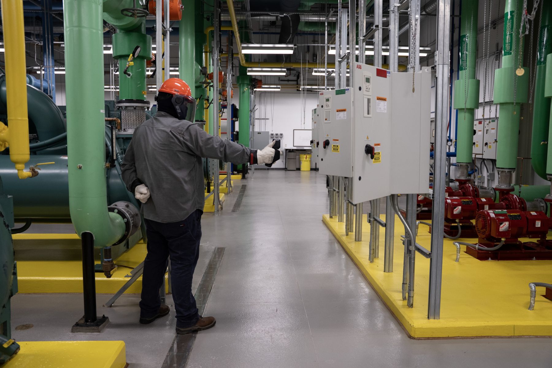 technician-using-flir-i65-in-data-center